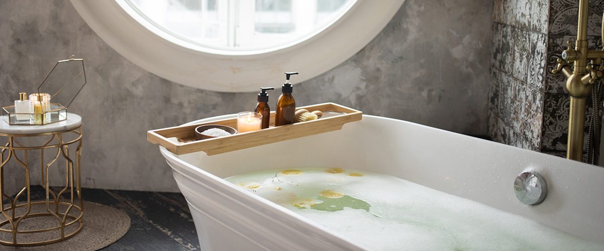 salle de bain moderne avec une baignoire remplie de tranches de citrons